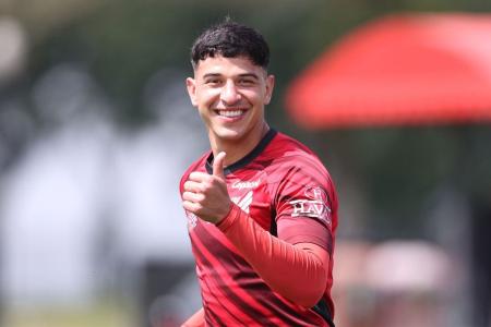 Esquivel sorri em treino do Athletico-PR