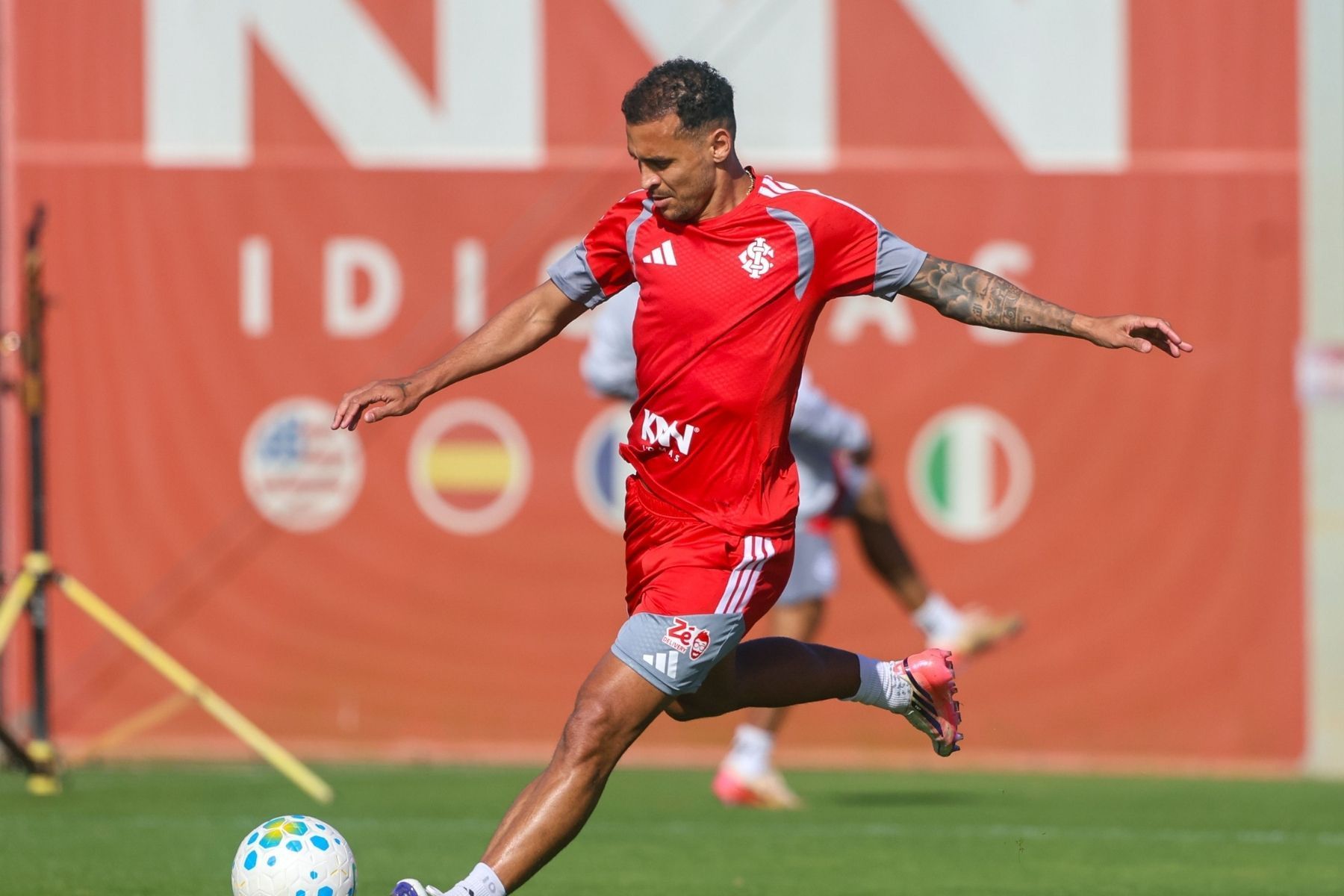 Destaque do Internacional volta a treinar e pode ser reforço contra o Botafogo