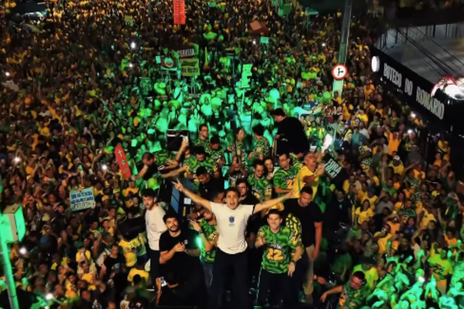 Nikolas Ferreira participa de ato pró-Flávio Bolsonaro em Aracaju ao lado de lideranças políticas