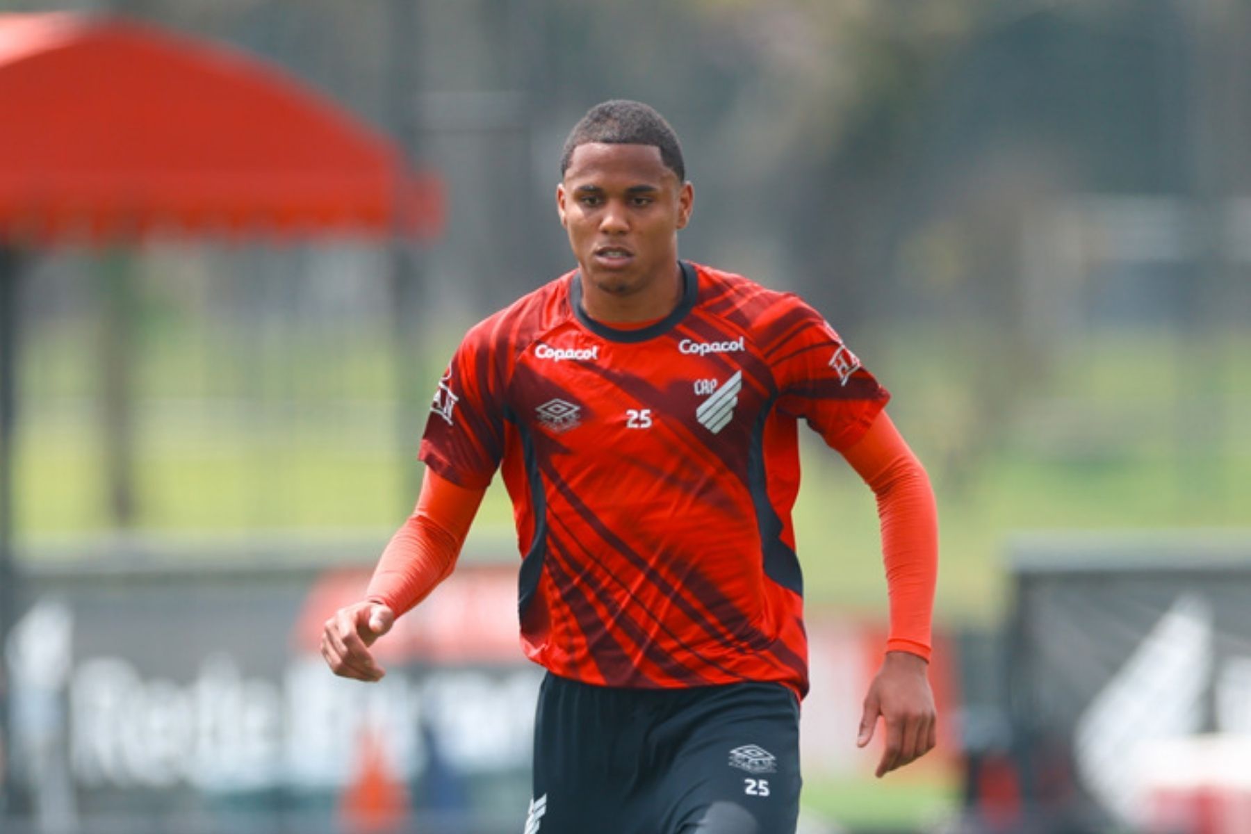 Titular do Athletico-PR se recupera e fica próximo do retorno; veja previsão