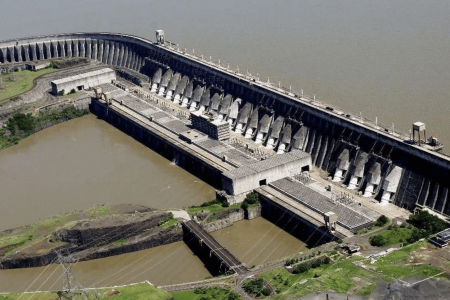 A usina hidrelétrica Itaipu Binacional fica localizada na fronteira entre o Brasil e o Paraguai