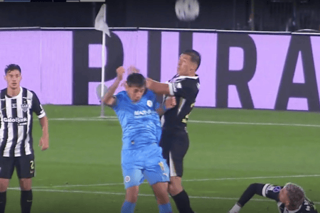 Lance em que Alan franco acerta adversário e é expulso
