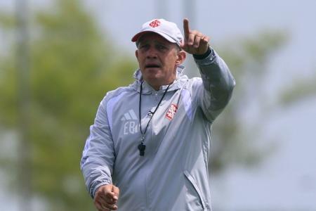 Técnico Eduardo Baptista treina o Inter para encarar o Botafogo