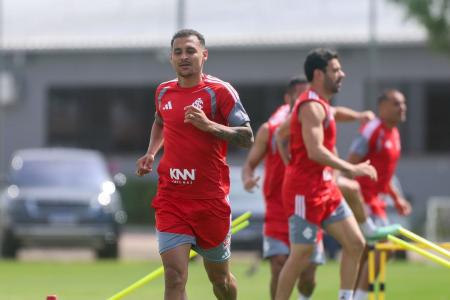 Alan Patrick e Bruno Henrique (ao fundo) podem ser titulares • Ricardo Duarte/Internacional