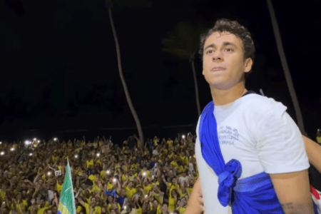 Nikolas Ferreira durante ato em Recife