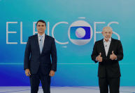 Lula pede a espectadores de debate pesquisarem no Google informações ditas por Flávio, que reage
