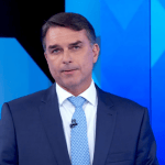 Aliados de Flávio Bolsonaro foram avisados que senador saiu do Brasil, diz colunista
