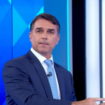 Flávio Bolsonaro diz que tesouraço será 'contra a corrupção' durante debate da Globo