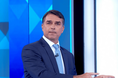 Flavio Bolsonaro durante o debate na Globo
