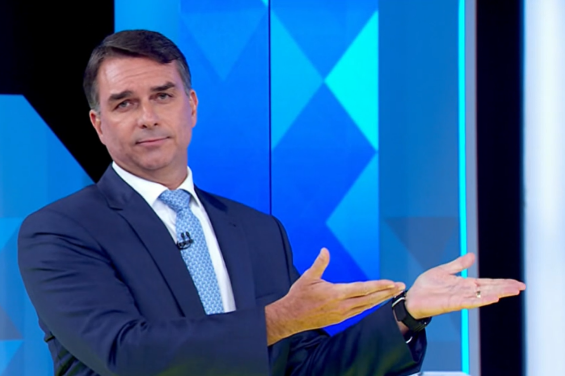 Flávio Bolsonaro responde sobre voto contra aumento de licença maternidade e fala de 'Bolsa-Farelo'