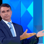 Flávio Bolsonaro responde sobre voto contra aumento de licença maternidade e fala de 'Bolsa-Farelo'
