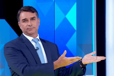 Flavio Bolsonaro durante o debate na Globo