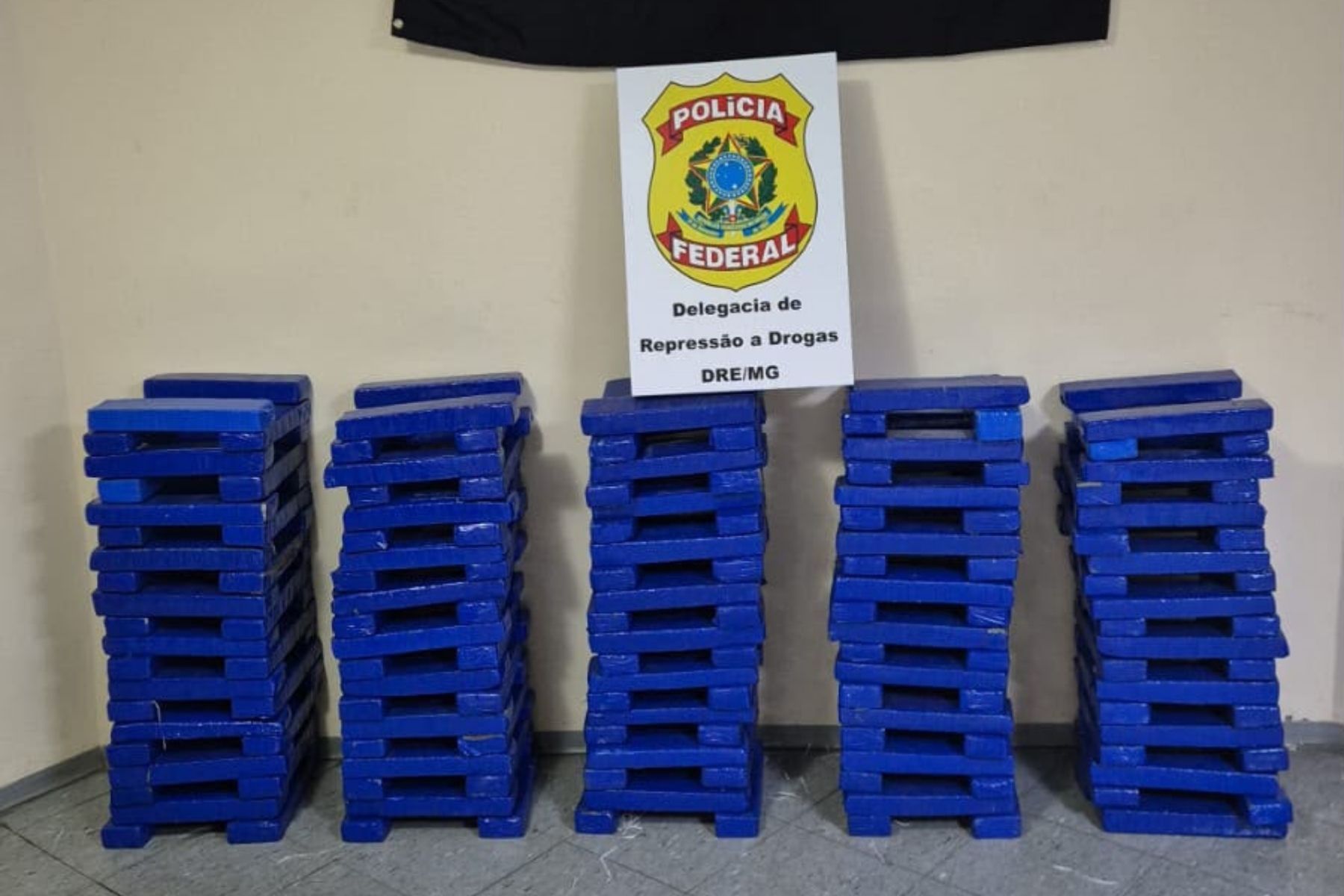 Duas pessoas são presas com mais de 200 kg de maconha na BR-262, em MG