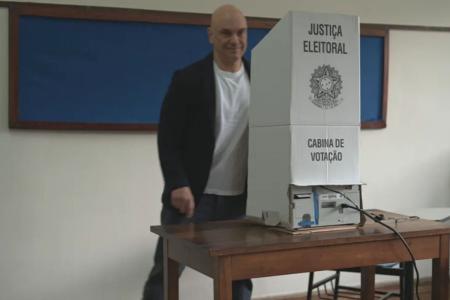 Alexandre de Moraes vota em SP