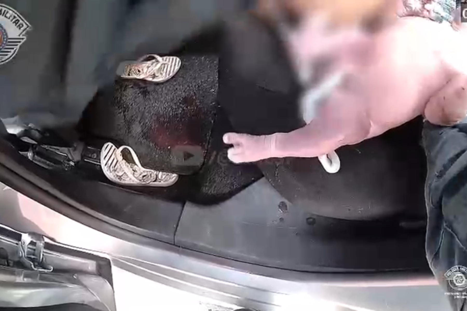 Policiais ajudam mãe que deu à luz dentro de carro de aplicativo em SP; veja vídeo