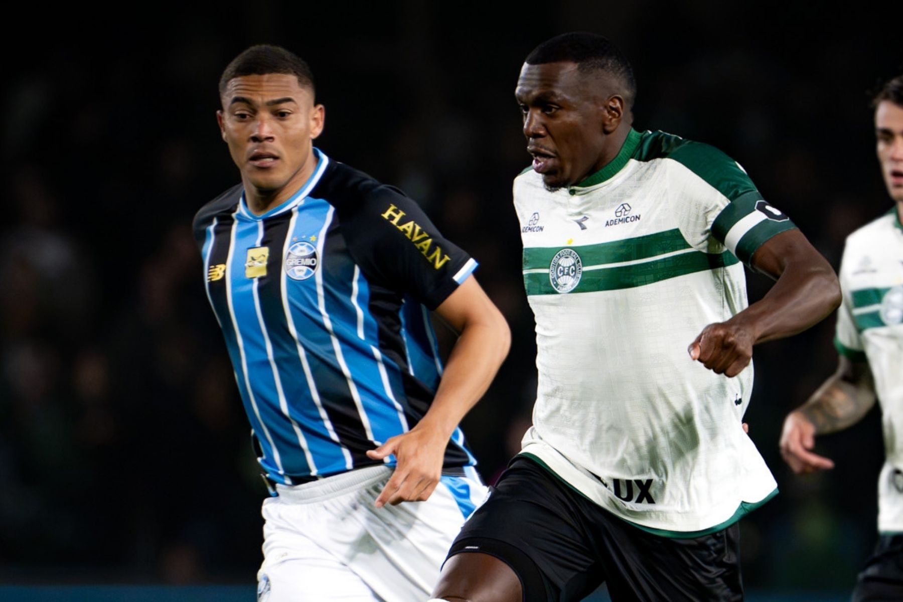 Braithwaite marca no fim, Grêmio bate Coritiba e embola briga contra Z4 do Brasileiro