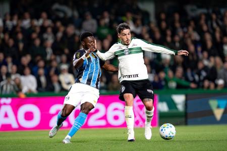 Amuzu, do Grêmio, e Josué, do Coritiba • JP Pacheco/Coritiba
