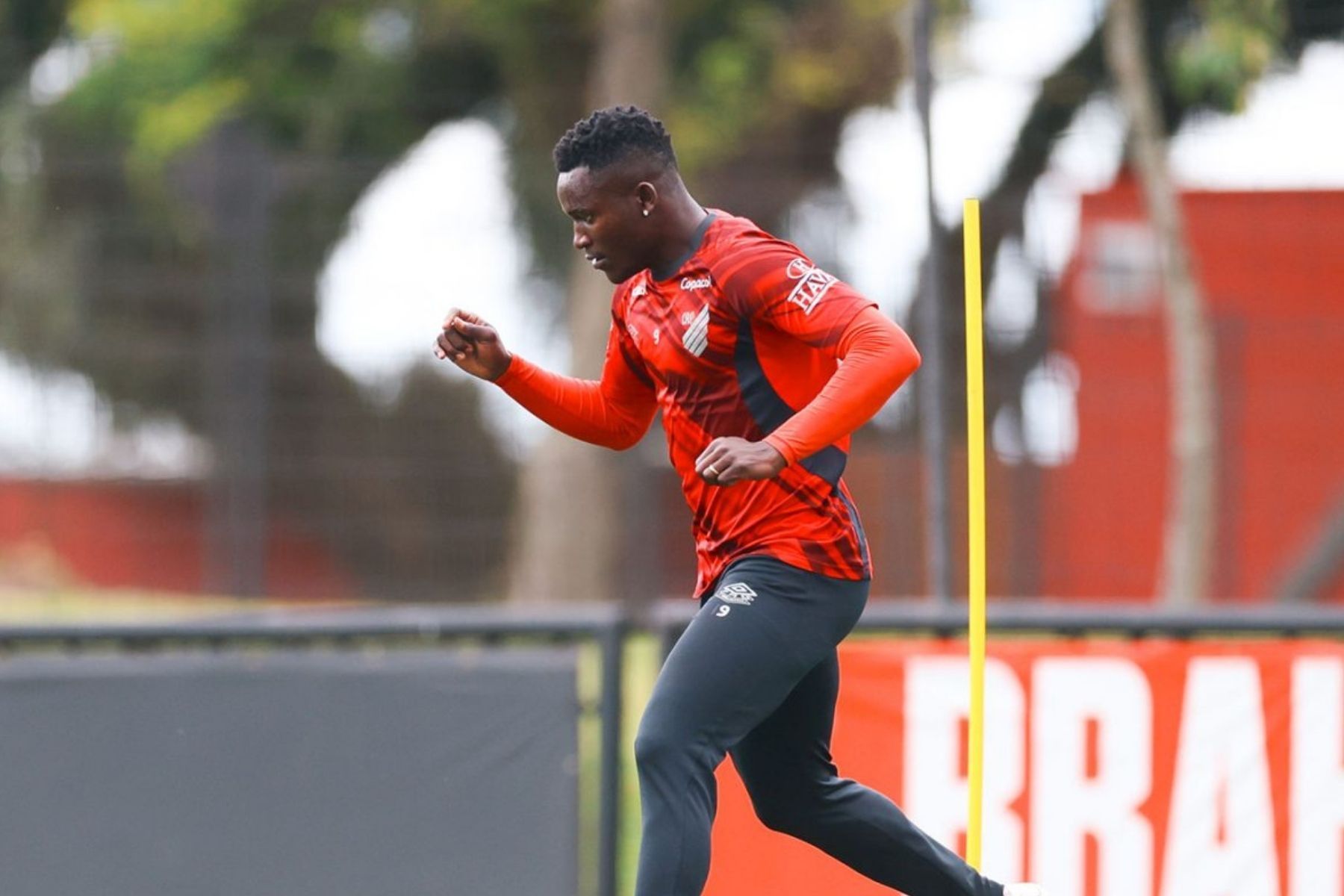 Destaque do Athletico-PR vira dúvida para duelo com o Grêmio pelo Brasileiro
