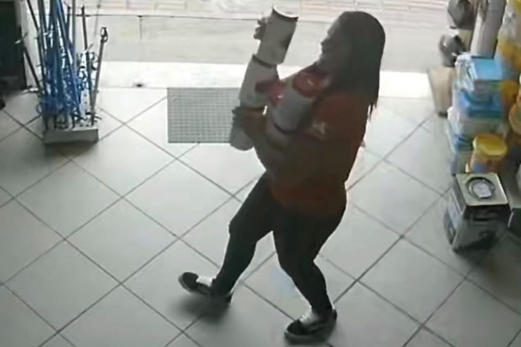 Vídeo mostra suspeita de matar jovem na Grande BH com soda cáustica dentro de loja