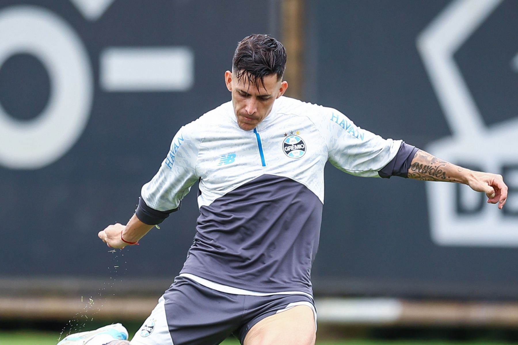 Pavon desfalca Grêmio contra Athletico-PR e Atlético; veja provável substituto