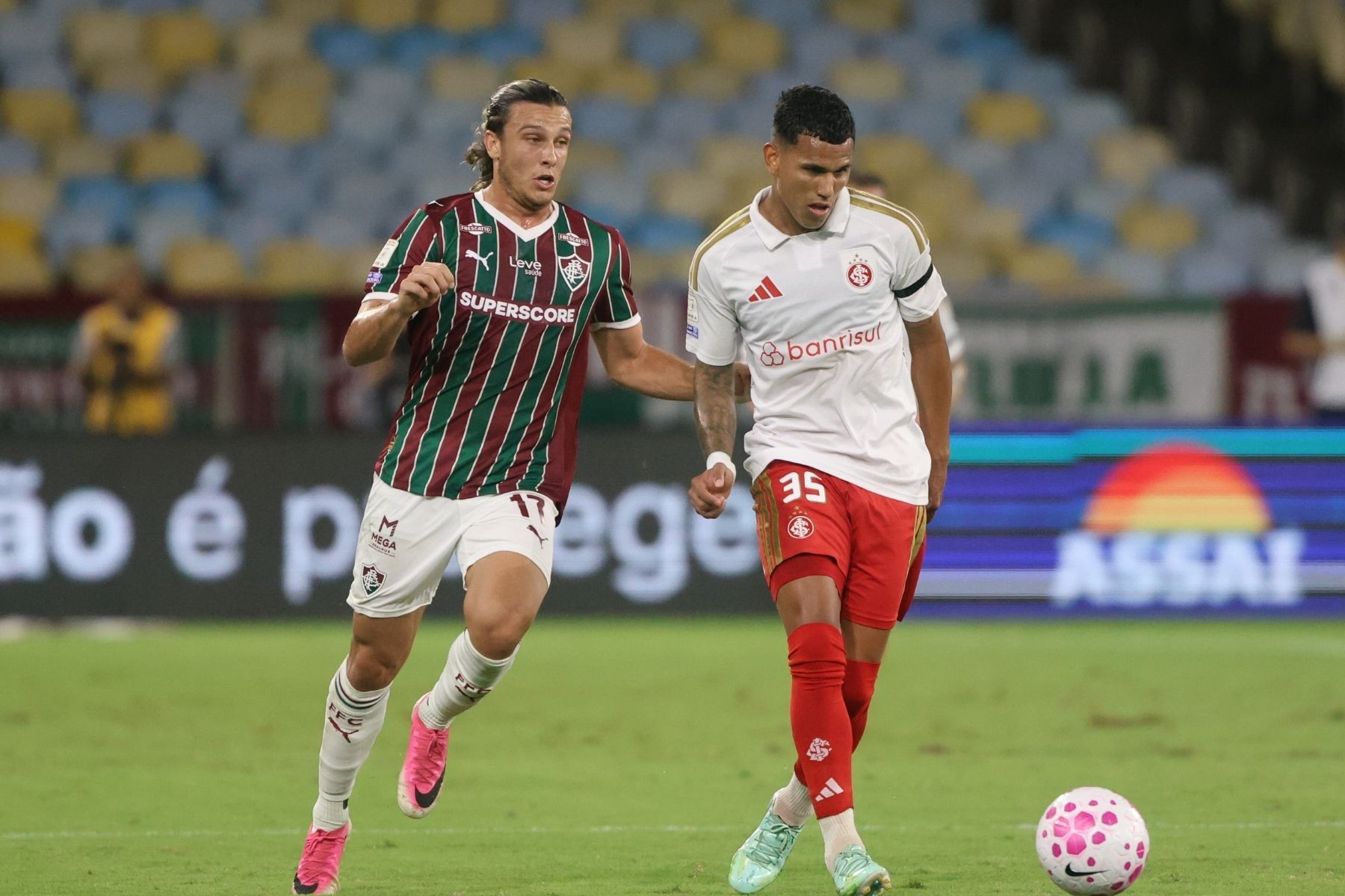Fluminense vira no fim, afunda o Internacional, e segue no G5 do Campeonato Brasileiro