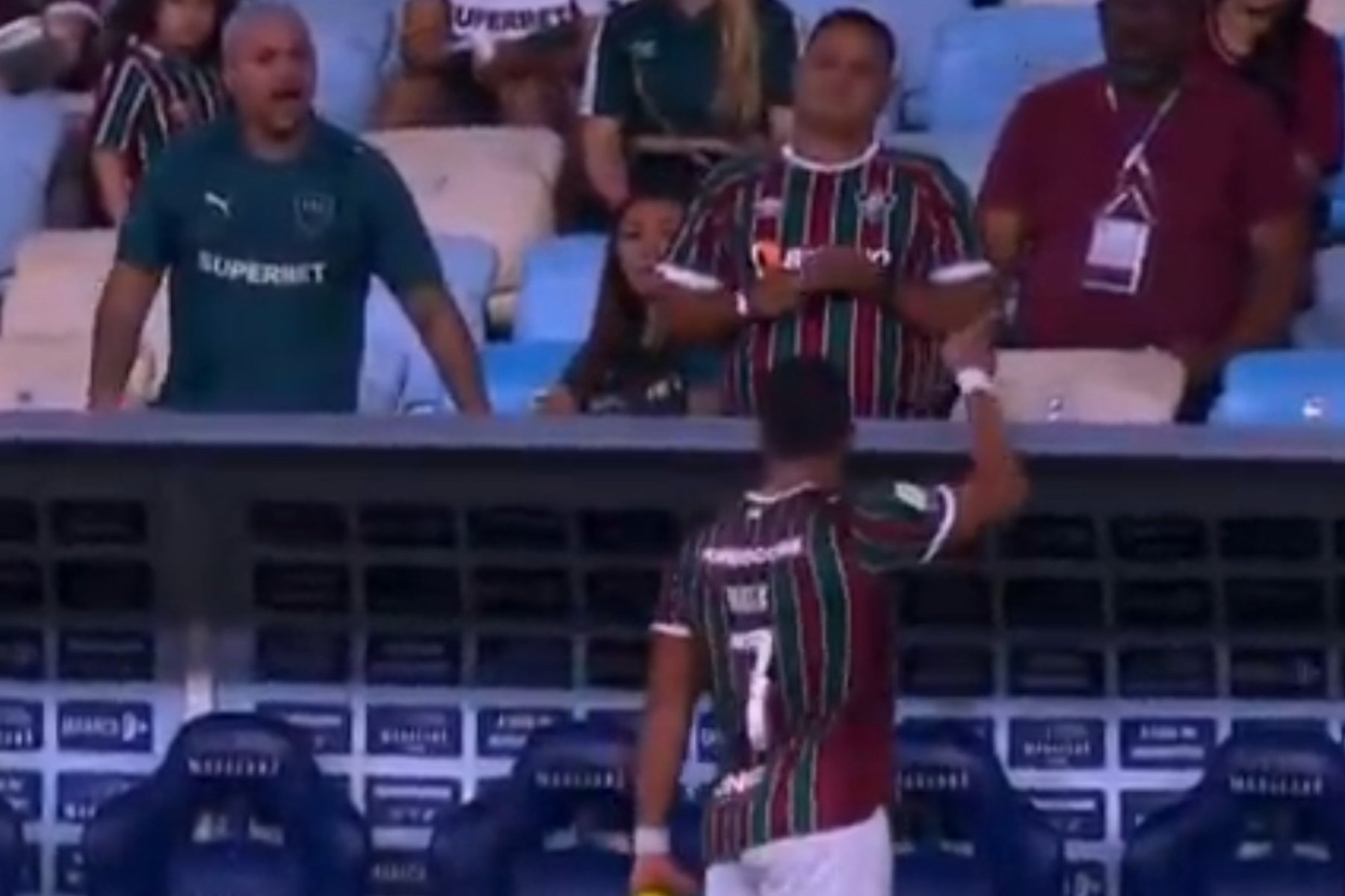 Hulk é vaiado e discute com torcedor do Fluminense durante jogo no Maracanã