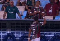 Hulk é vaiado e discute com torcedor do Fluminense durante jogo no Maracanã