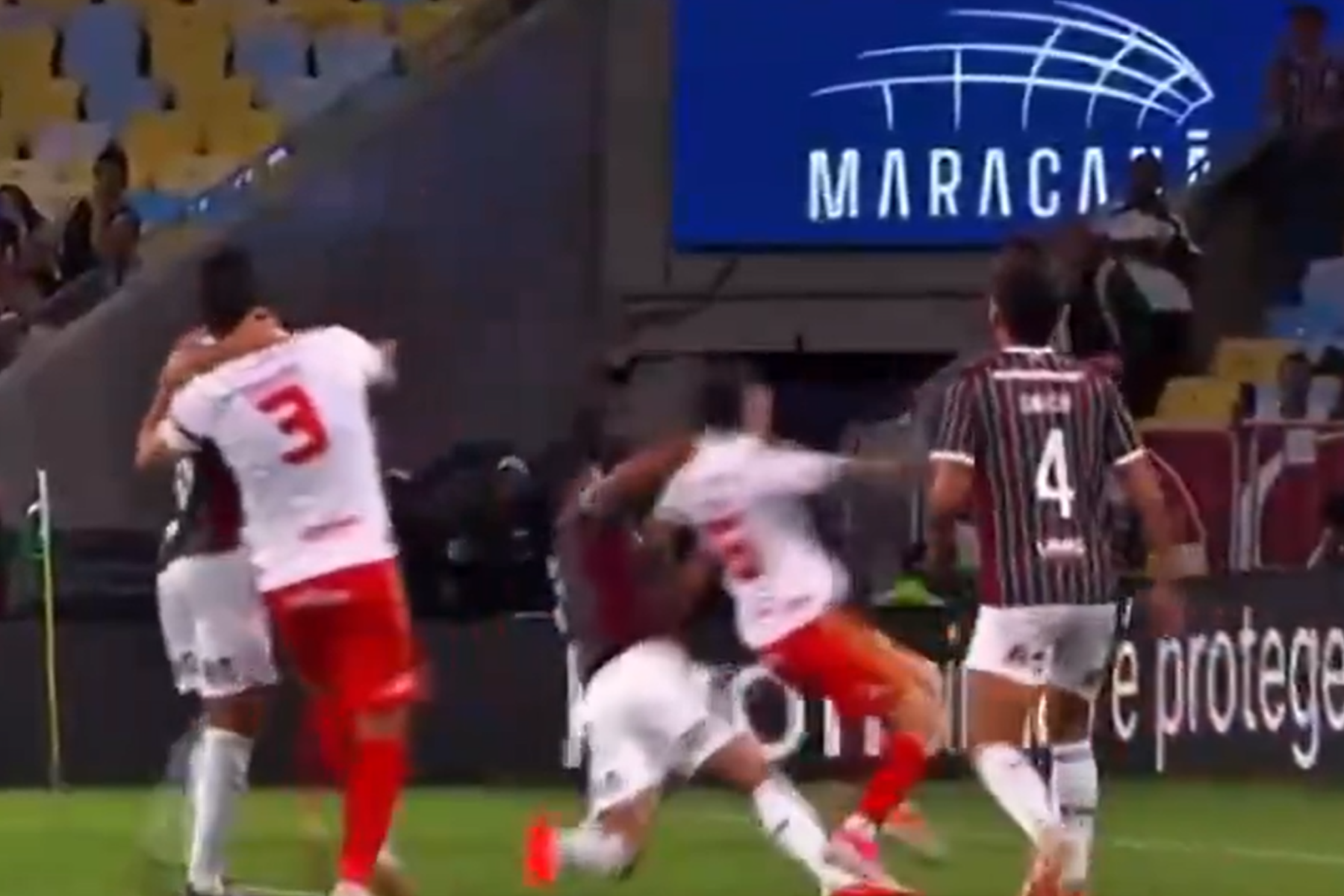 Internacional protesta contra arbitragem no Maracanã e dispara: ‘A quem interessa?’