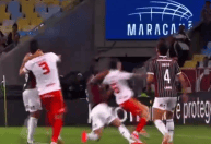 Internacional protesta contra arbitragem no Maracanã e dispara: ‘A quem interessa?’