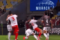 Internacional protesta contra arbitragem no Maracanã e dispara: ‘A quem interessa?’