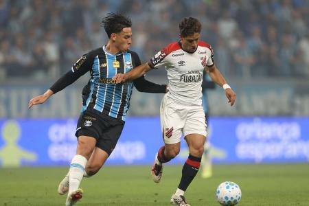 Grêmio e Athletico-PR em ação na Arena, em Porto Alegre • Luis Miguel Ferreira/athletico.com.br
