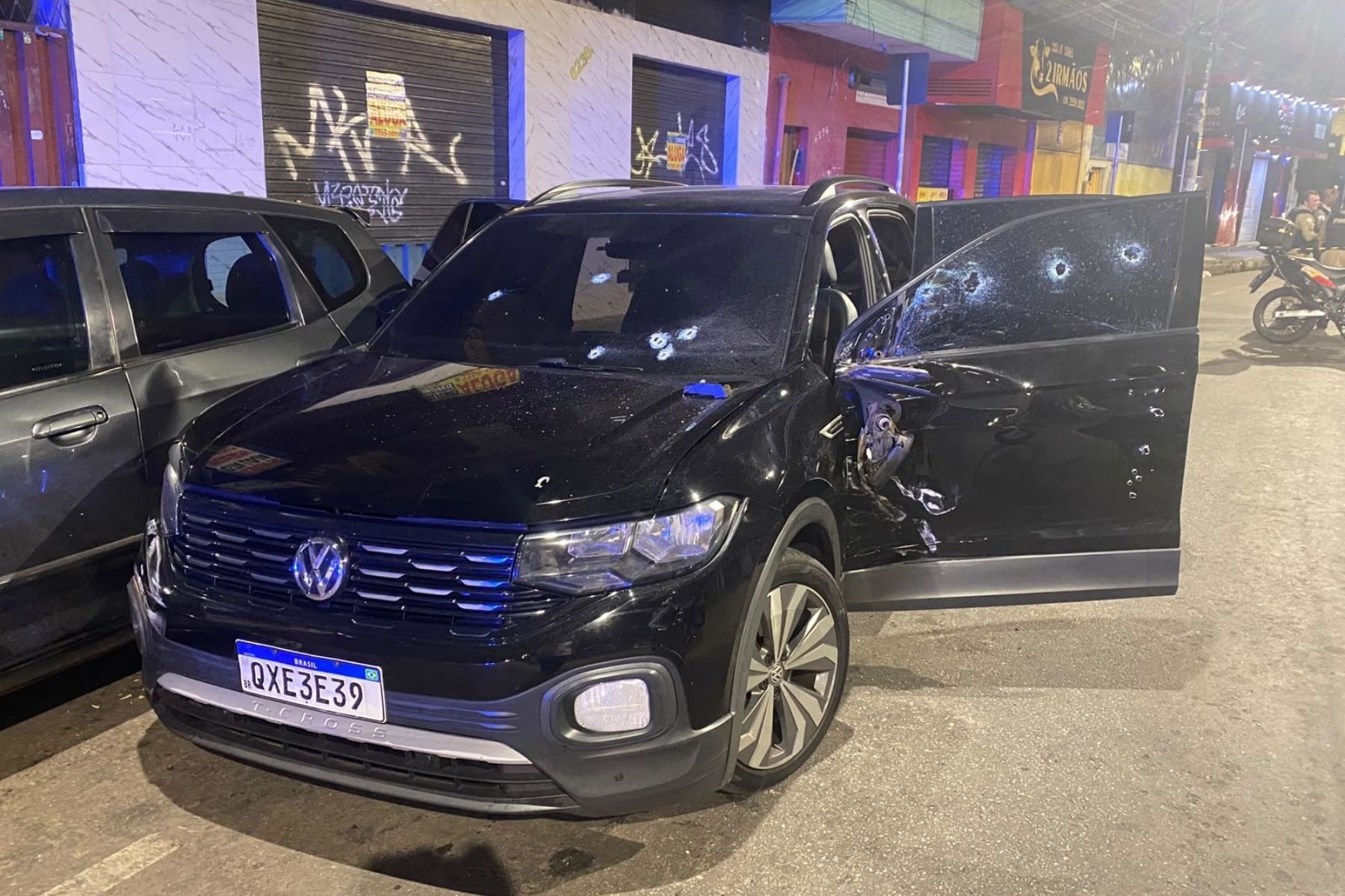 Jovem é alvo de ataque a tiros após estacionar veículo na Grande BH