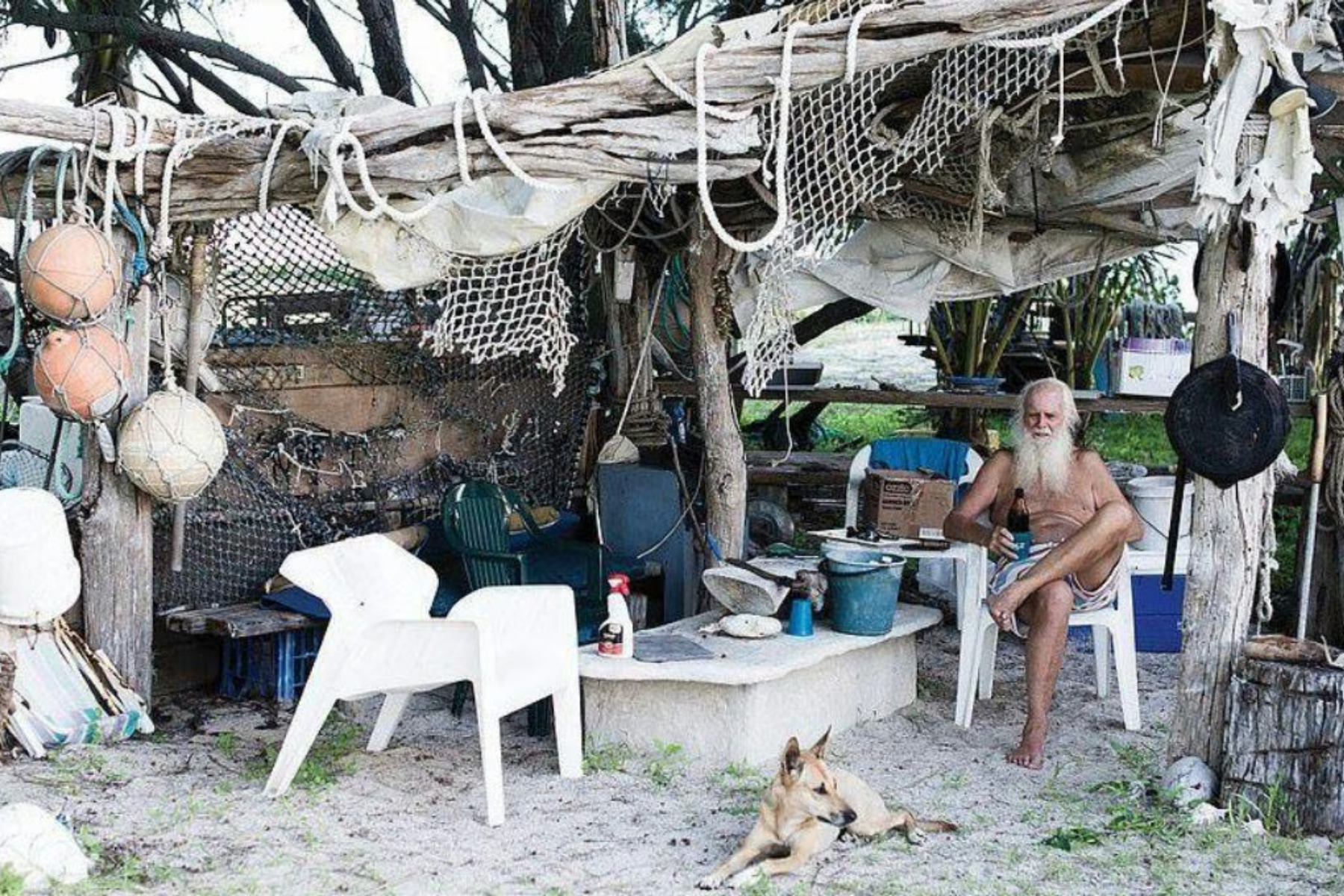 Ele era milionário, perdeu quase tudo e foi morar em uma ilha remota por 25 anos