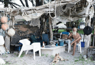Ele era milionário, perdeu quase tudo e foi morar em uma ilha remota por 25 anos