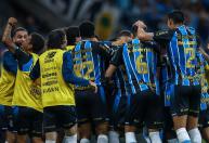 Com gol 'sem querer' de Marlon, Grêmio bate Athletico-PR e deixa Z4 do Brasileiro