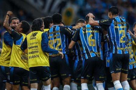Grêmio supera o Athletico-PR e sai do Z4