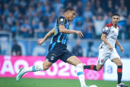Carlos Vinicius em ação pelo Grêmio contra o Athletico-PR
