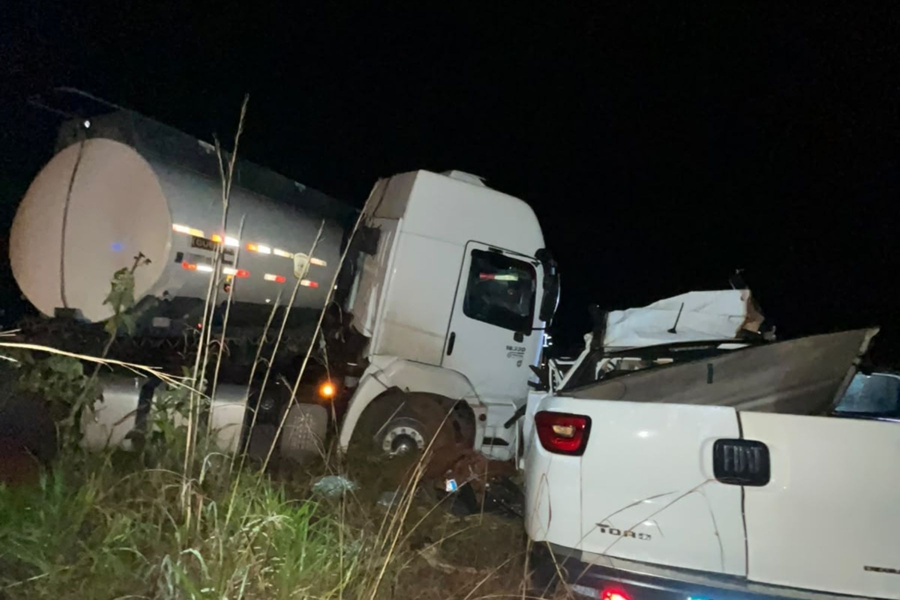 Acidente entre carro e caminhão deixa dois mortos e dois feridos na MG-410