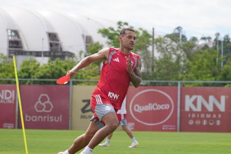 Alan Patrick em treino do Inter antes de problema muscular