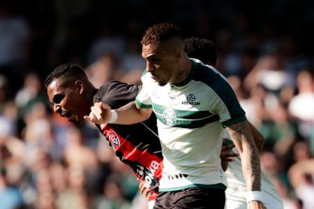 Caíque Gonçalves, do Vitória, e Breno Lopes, do Coritiba • JP Pacheco/Coritiba