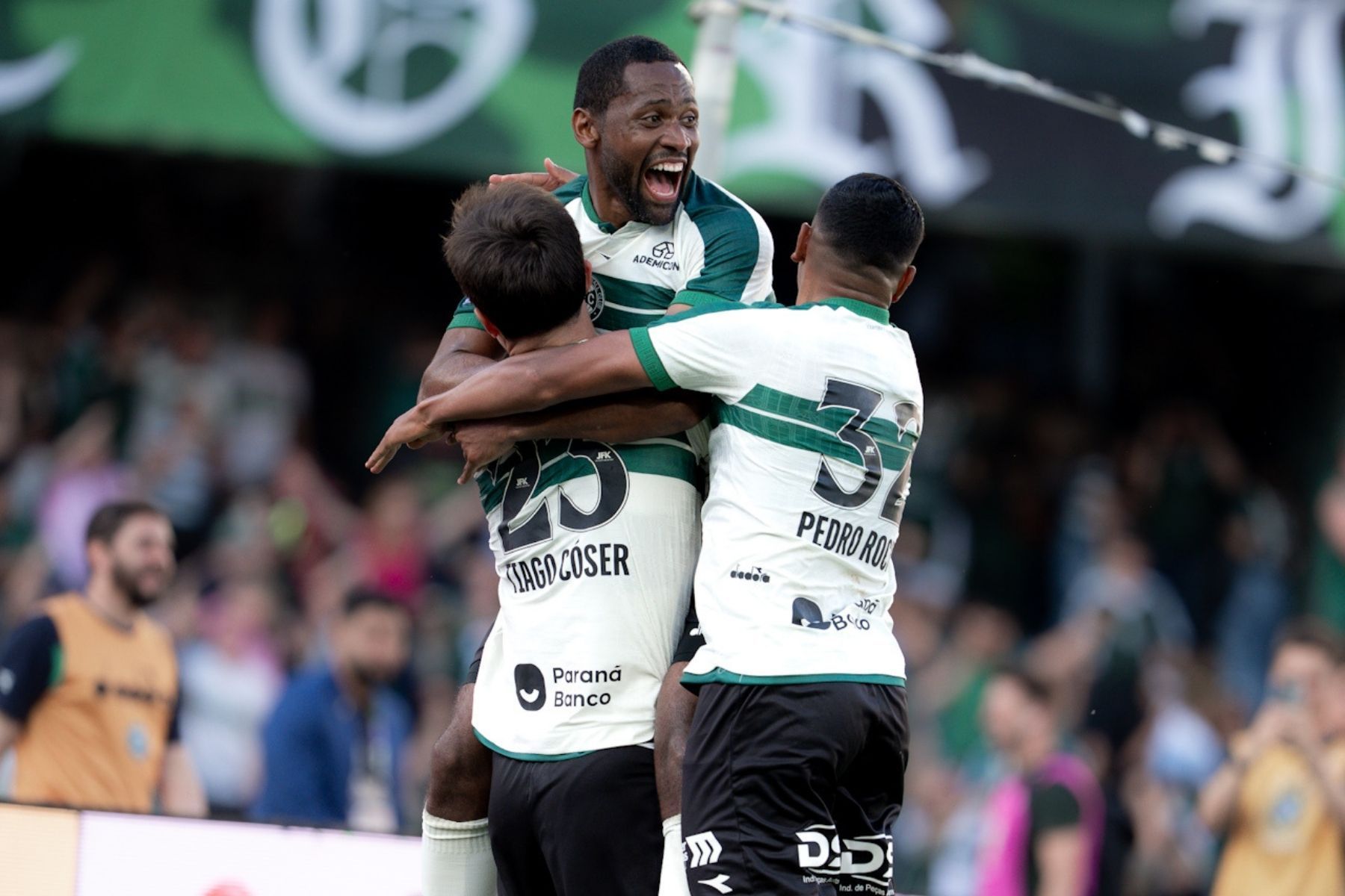 Coritiba bate Vitória no Couto e 'respira' na luta contra o Z4 do Brasileiro