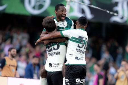 Coritiba celebra gol contra o Vitória