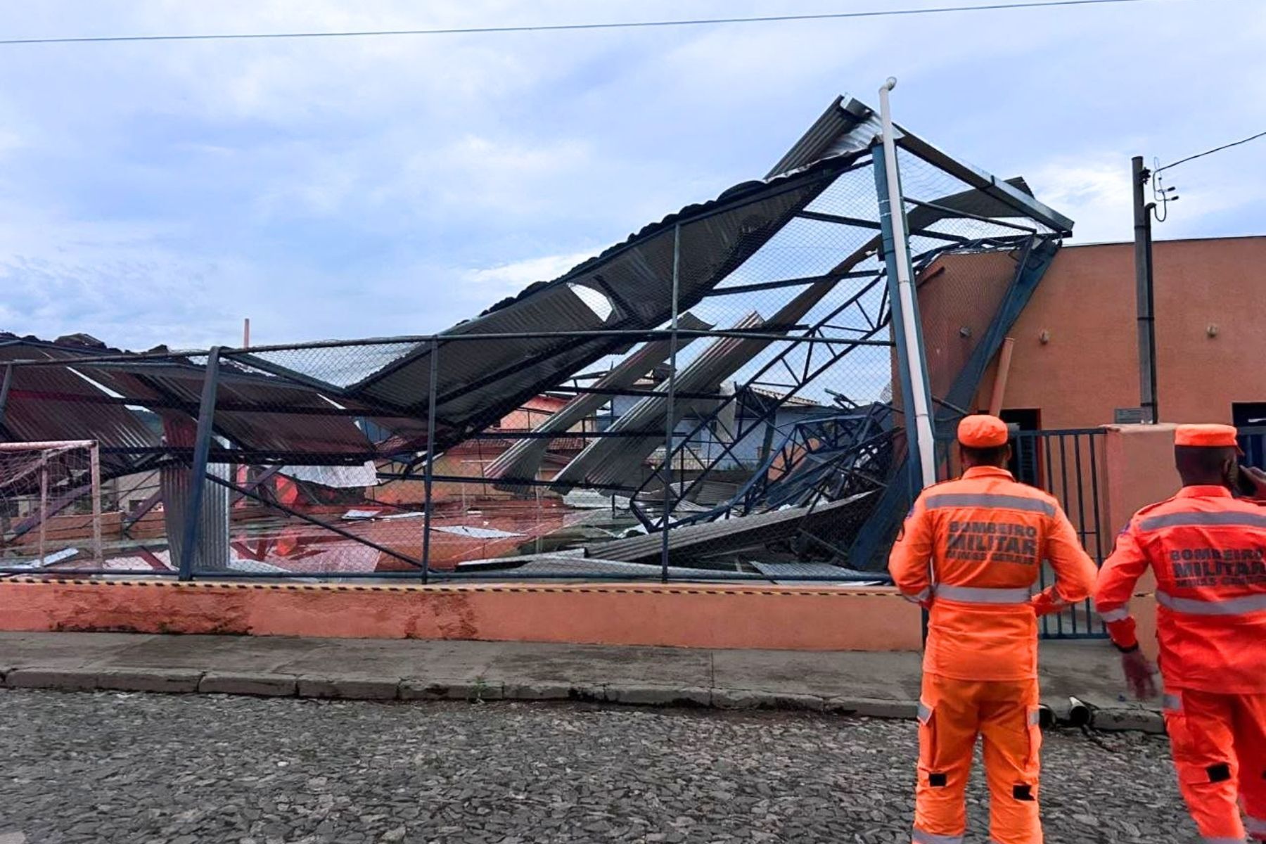 Cobertura de quadra desaba sobre quatro casas após chuva e vendaval na Grande BH