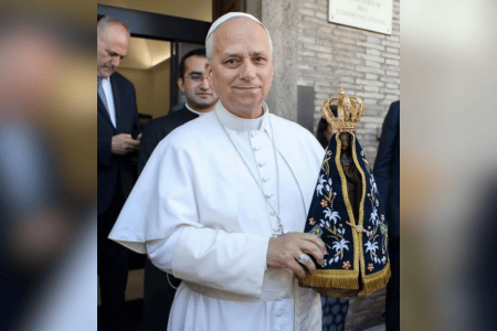 Papa Leão XIV publica foto com imagem de Nossa Senhora Aparecida em 12 de outubro de 2025.