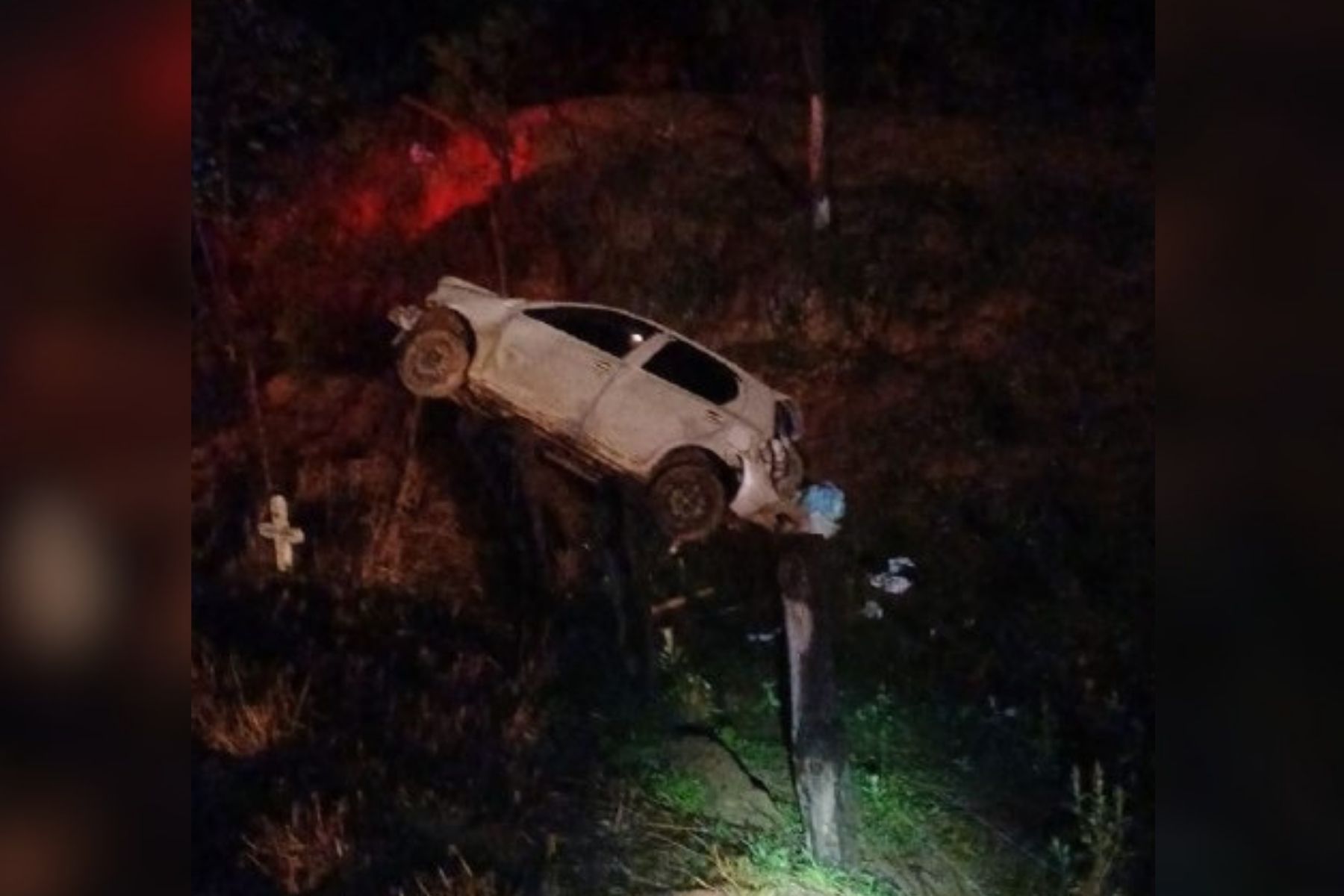 Carro capota na BR-354, em Formiga, e deixa três feridos