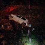 Carro capota na BR-354, em Formiga, e deixa três feridos