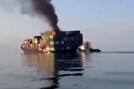 Captura de tela de vídeos verificados pela CNN que mostram o navio porta-contêineres GFS Pride, de bandeira de Singapura, afundando após ser atingido por projéteis desconhecidos no dia 13 de outubro, perto do Estreito de Ormuz