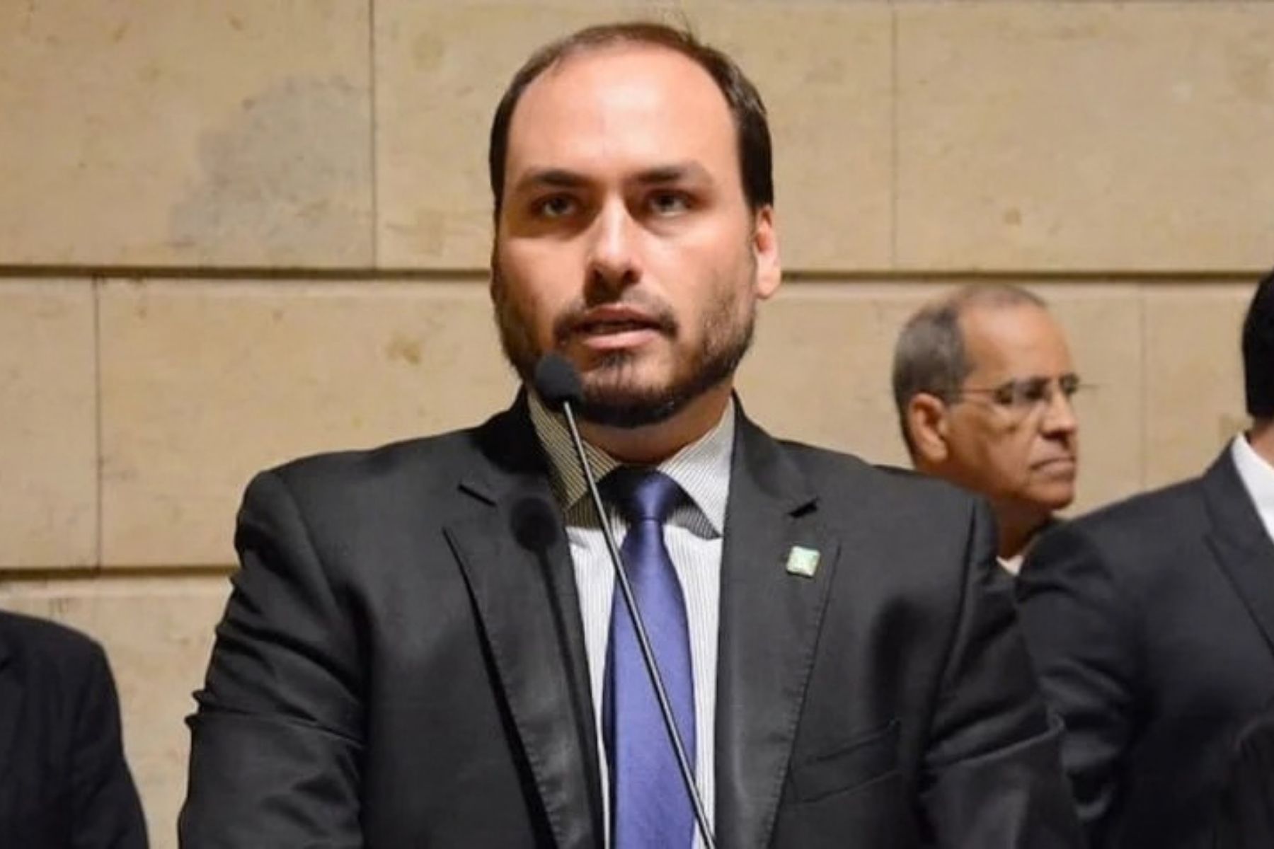 Carlos Bolsonaro muda planos, cancela ida ao Rio e decide acompanhar apuração em SC