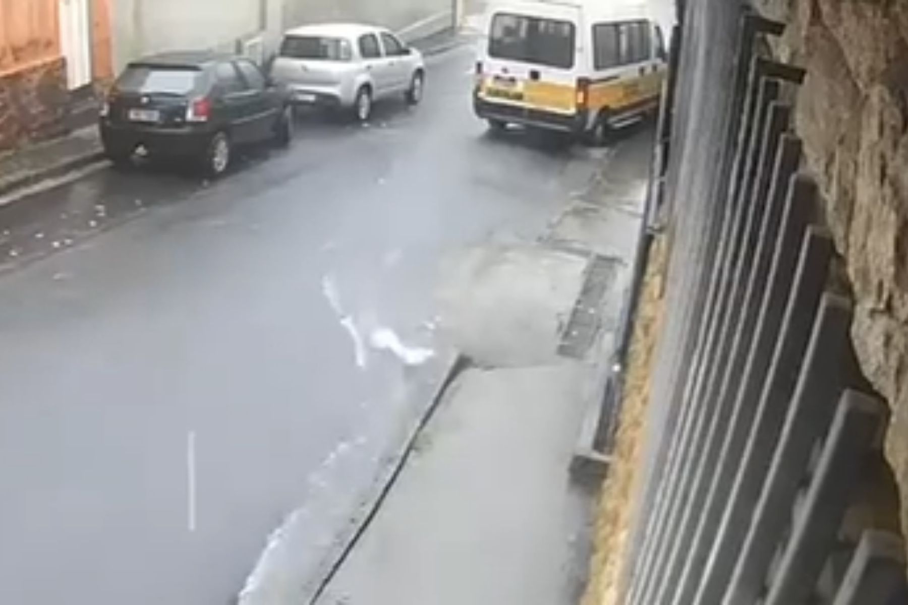 Van escolar bate em poste em BH, e 12 crianças são socorridas pelo SAMU; veja vídeo