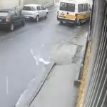 Van escolar bate em poste em BH, e 12 crianças são socorridas pelo SAMU; veja vídeo